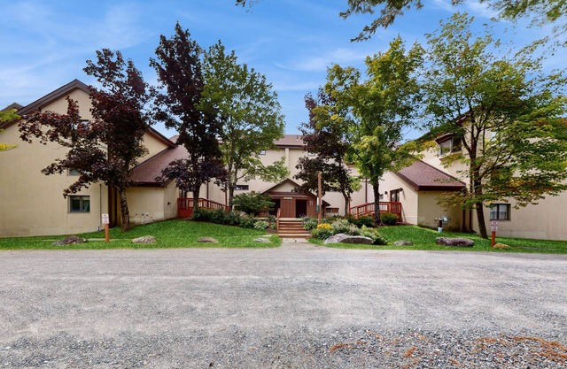 Mountain view condo, fireplace, wifi, hot tub, pool, sauna, tennis, shuttle