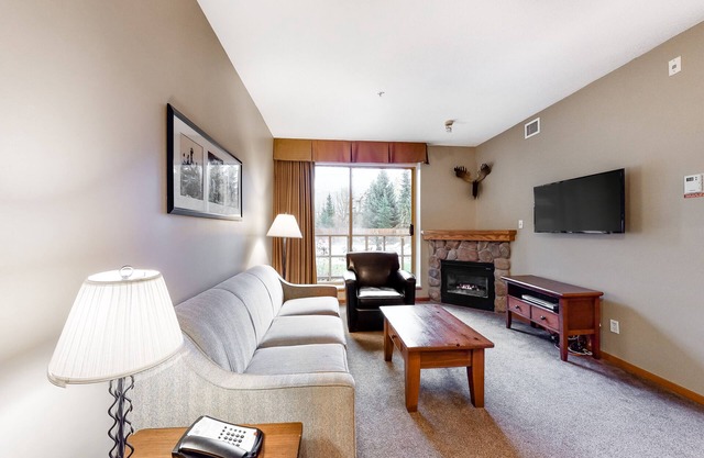 Mountain view condo with hot tubs, outdoor pool & gym - walk to lifts