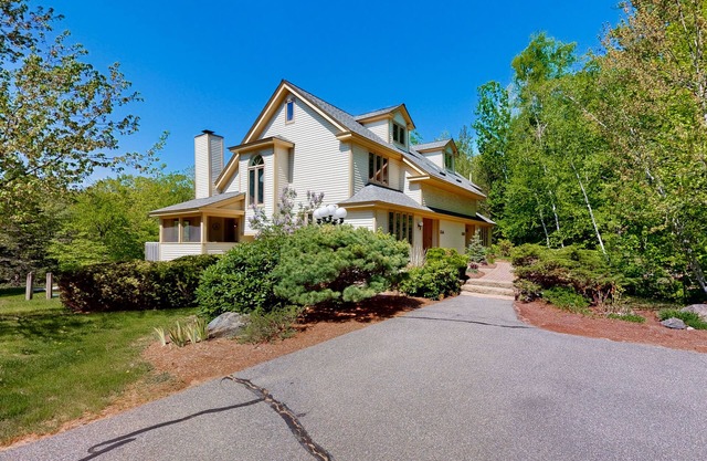 Mountain view condo with gas fireplace, balcony, & grill - close to skiing