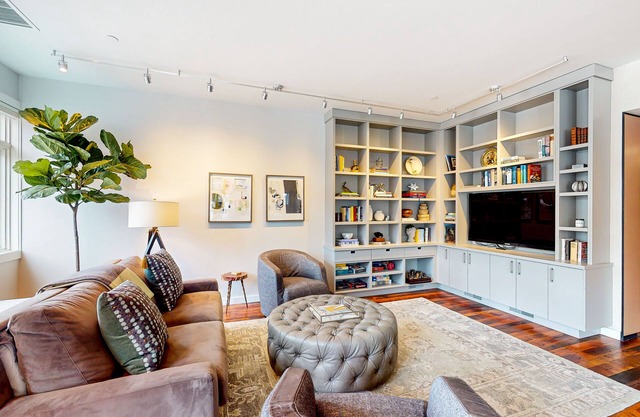 Mountain view condo with gas fireplace, washer/dryer, central AC