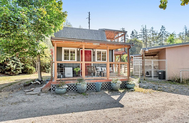 Mountain-view cottage near beaches with fairytale-like ambience - dog-friendly