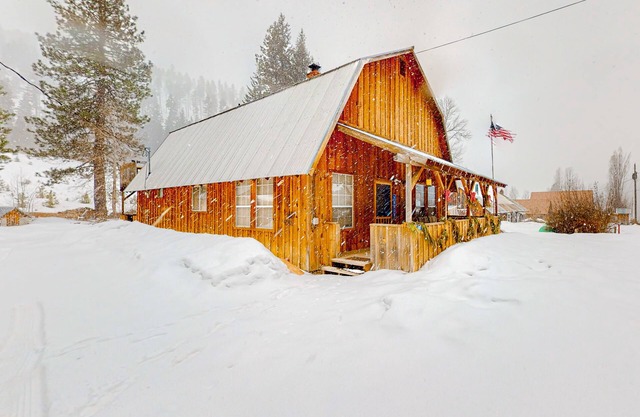 Mountain-view, dog-friendly abode with grill & W/D - near outdoor recreation
