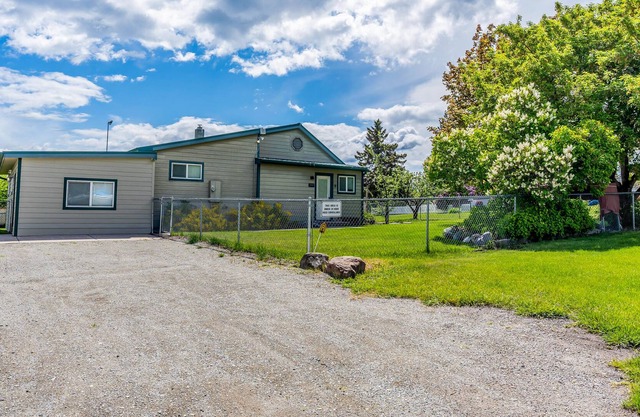 Mountain view escape with washer/dryer - walk to lake & beach