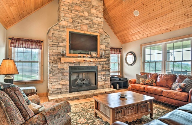 3BR Franklin House mit mehreren Decks und Mtn-Ansichten!