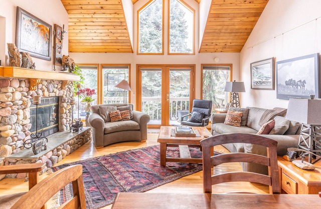 Cozy Getaway with Gas Fireplace, Free WiFi & Mountain Views - Dogs OK
