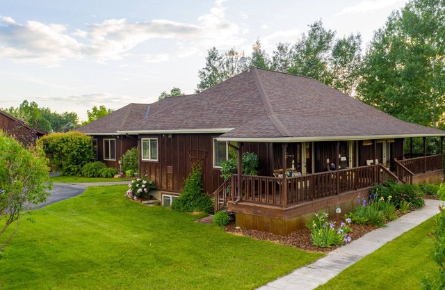 Big Home - Ansichten von Bridgers, Whirlpool, Billardtisch!
