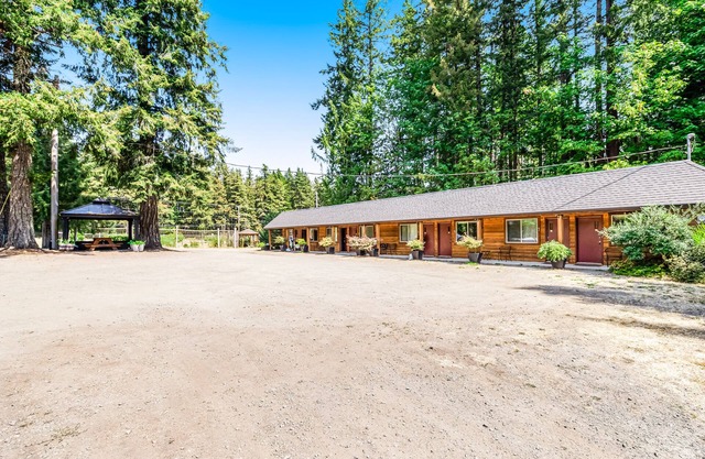 Mountain-view ground-floor studio with fast WiFi - dog-friendly