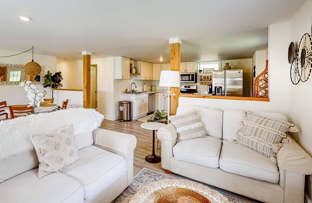 Mountain view home with swimming pond and washer/dryer - dogs welcome