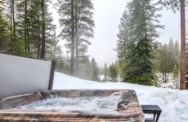 Haus auf zwei Ebenen mit eigenem Whirlpool, Terrasse mit Blick auf die Berge und Feuerstelle im Freien