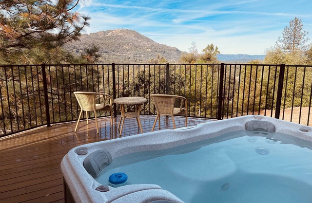 Mountain View Hideaway: Hot Tub, Near Yosemite & Bass Lake, Mountain View