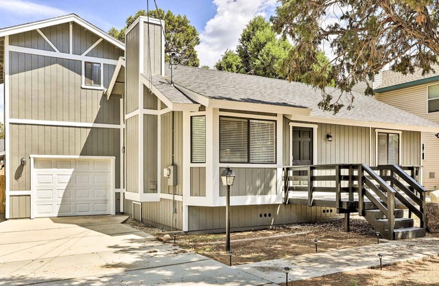 Mountain-View Home ~ 5 Mi to Big Bear Lake!
