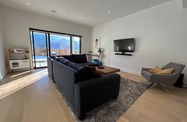 Mountain View Home w/ Gym, Sauna & Cold Plunge