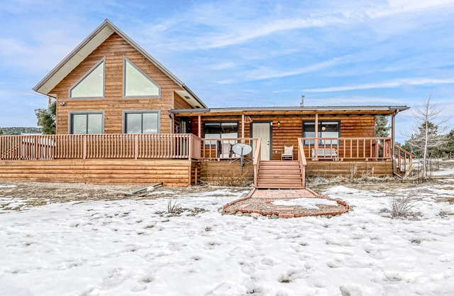 Mountain View Home w/ Fantastic Setting, Fireplace, WiFi, W/D & Two Decks
