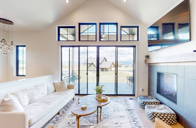 Mountain view home with private hot tub & spacious patio