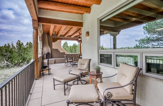 Mountain view home with a rooftop hot tub, grill, fireplace, & office - dogs ok