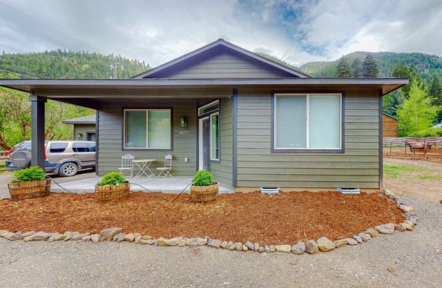 Mountain view home with private hot tub; near hiking trails & outdoor activities