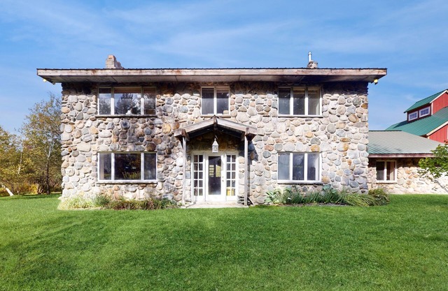 Mountain view dog-friendly house w/ two fireplaces, BBQ, w/d, jacuzzi, wifi, a/c