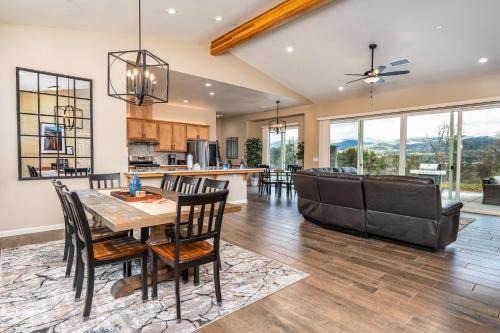 Mountain View House with hot tub, putting green, stunning views