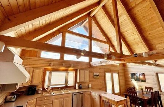 Mountain View Lodge, Sleeps 14, Near Anthony Lakes