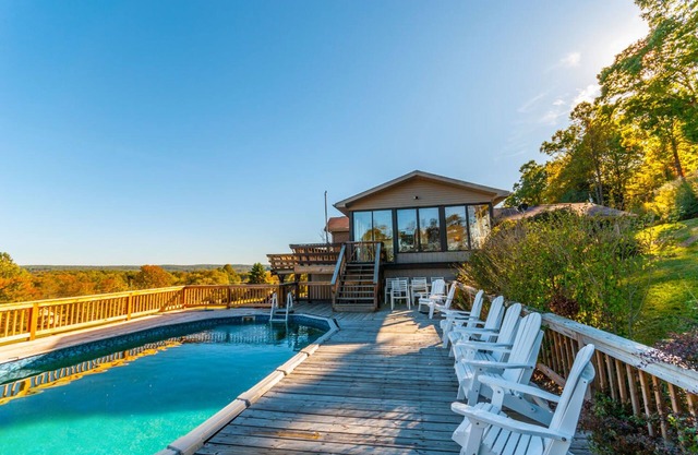 RIESIGE 9-Zimmer-Haus mit herrlichem Panoramablick auf die Berge, Pool und Whirlpool!