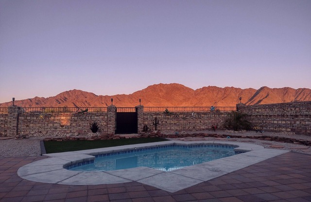 Mountain View Oasis - Couples Retreat with 2 king beds and pool