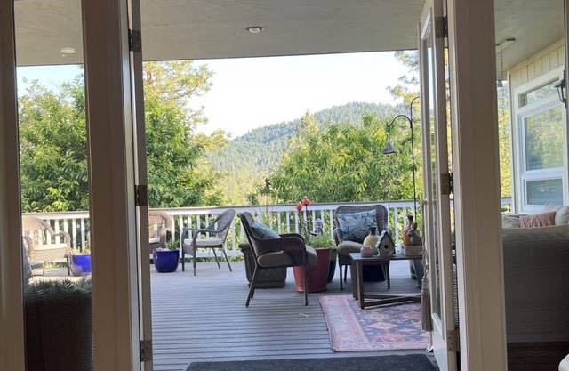 Mountain View on one level w hot tub,fire pit, w fishing kayaking minutes away
