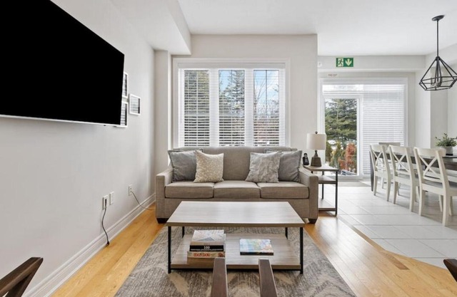 Mountain View Townhouse Fresh and Bright at Blue