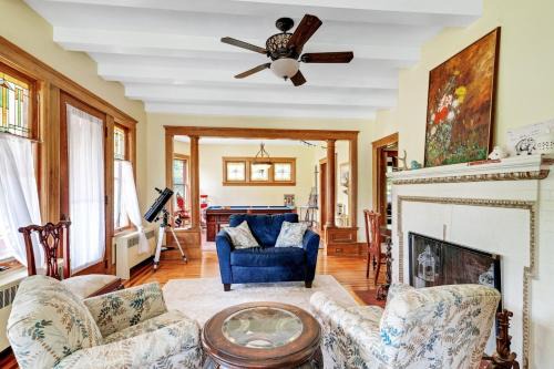 Mountain View Victorian with Convenient Location and Lots of Space tp Play farmhouse