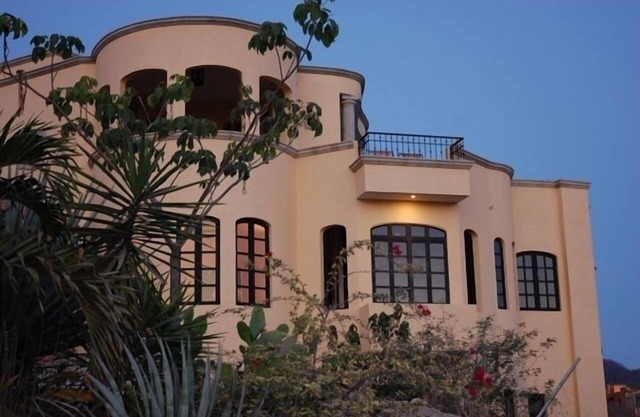 Villa mit Bergblick, die die pazifische Brise einfängt