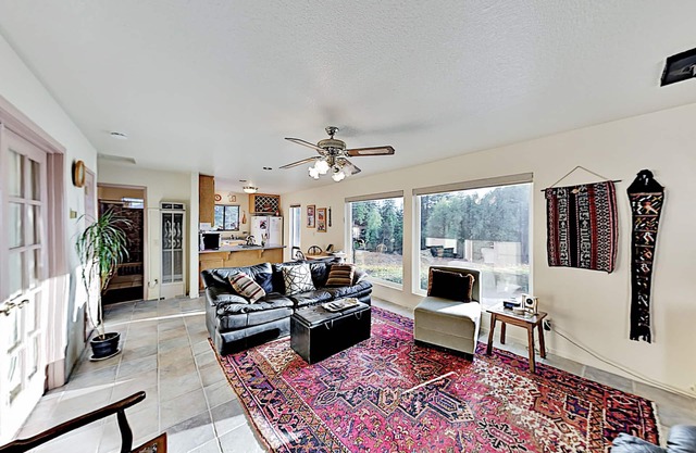 Mountain-view vineyard cottage with private hot tub, dining deck with grill