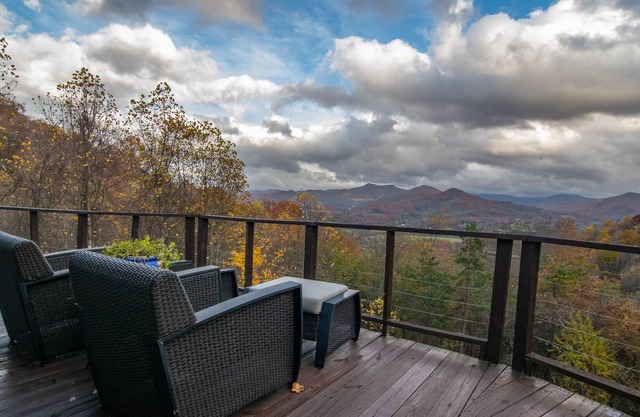 Mountain Views, (3) King Beds, Large Deck, Hot Tub, Sauna, Game room