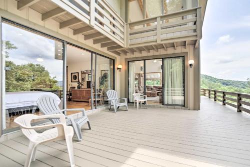 Mountain Views and Deck Spacious Bryson City Home!