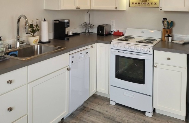 Mountain Views and Natural Light ... Renters Delight!