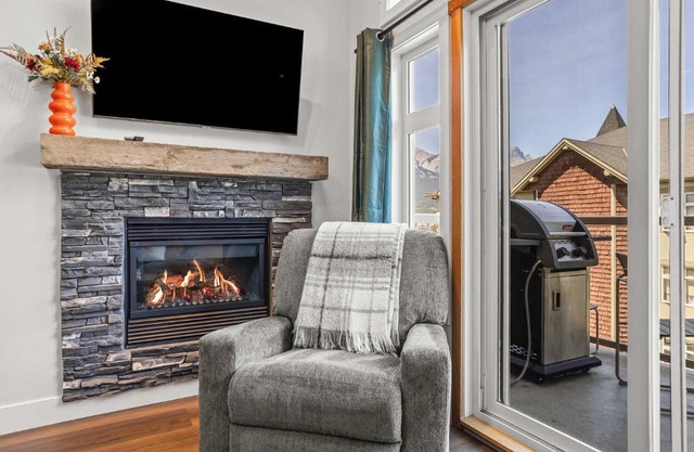 Mountain Views Balcony and Free Parking