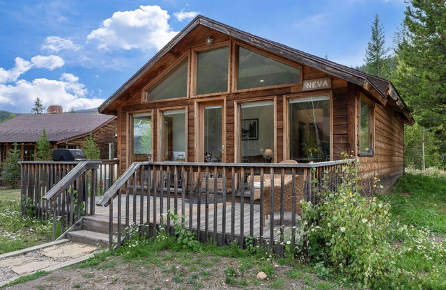 Mountain Views, Beautiful Deck, Pet Friendly, Hiking Trails, Near Lake Granby!