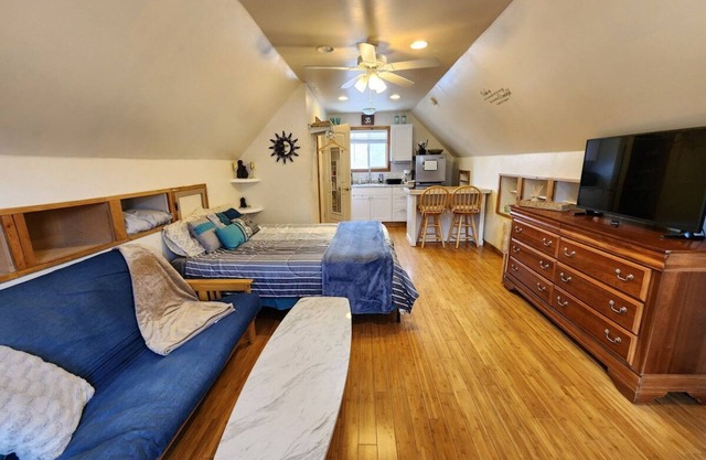 Private Loft Studio with Mountain Views – Near DT