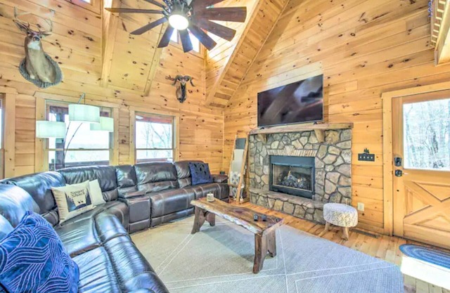 Mountain views, hot tub, pet friendly