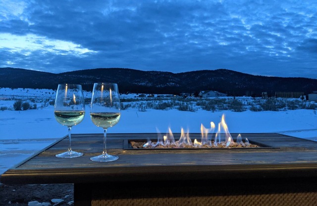 Mountain Views. Hot Tub. Fireplace. Minutes from the slopes