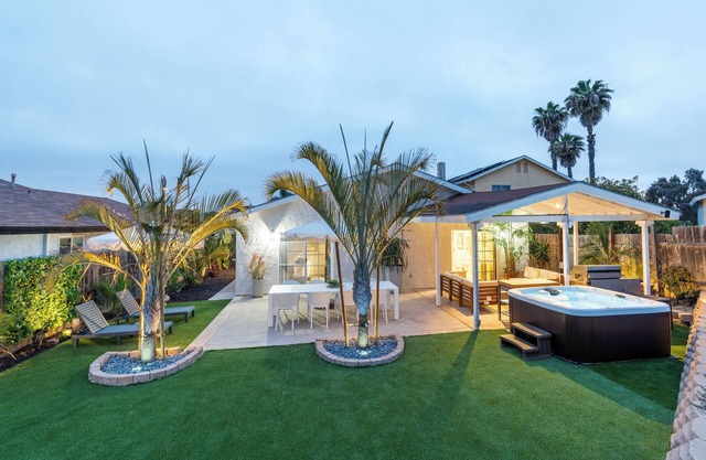 Mountain Views/Hot Tub/Arcade Games/ Luxury Home!