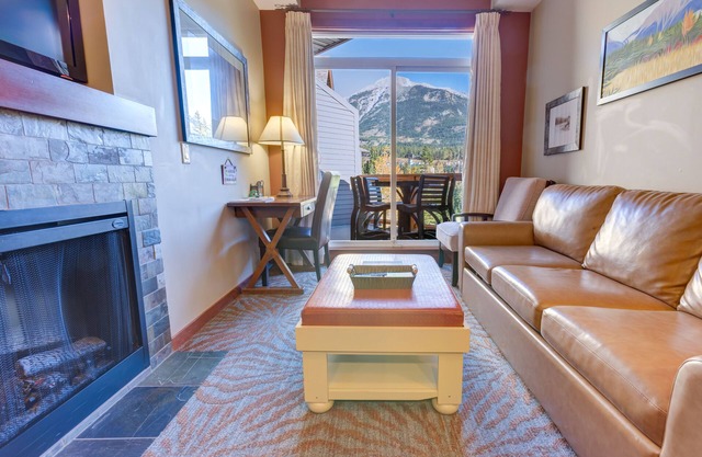 MOUNTAIN VIEWS, HOT TUB & HEATED POOL:1 Bed 1 Bath