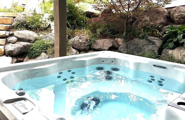 Hot Tub - BBQ - Private Patio with Mountain Views