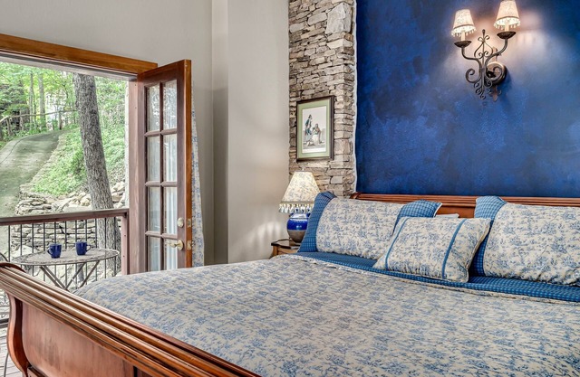 Mountain Views | King Bed | Private Deck