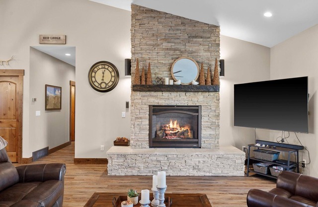 Mountain Views, spacious and Newly built, Dog Friendly, Wi-Fi, A/C and Garage- Willow Creek Hideaway