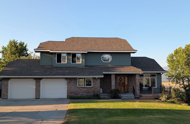 Mountain Views with Expansive Deck Luxury 4BR Home. Near Downtown and Airport