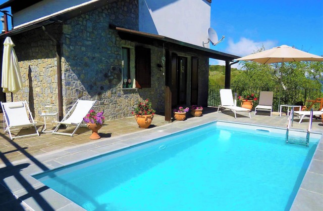 Chalet im bergstil, herrliche Aussicht, eigener Pool, Restaurants zu Fuß, WIFI