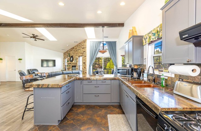 Mountainaire Meadows Retreat with AC bordering forest!