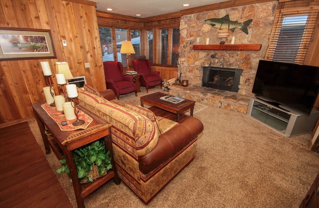 Mountainback # 49, Den: 2 BR / 2 BA in Mammoth Lakes, Schlafen 7