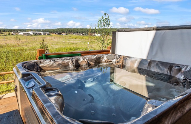 Log Cabin 6BR, Hot Tub, Game Room, Fire Pits, Playground, Outdoor Kitchen