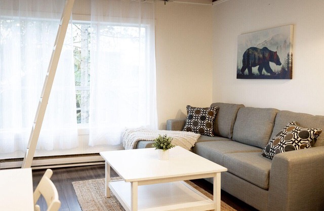 Mountainside 1BRM & Loft : Sleeps 4 ,Free Parking, Near Lakes, Restaurants & Shops!