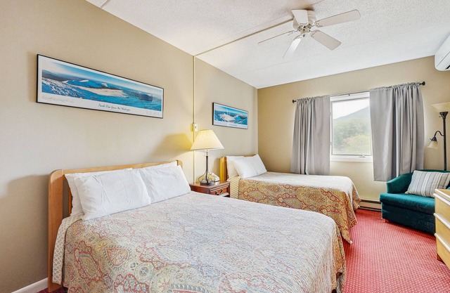 Mountainside efficiency w/pool & hot tub; walk to lifts & town